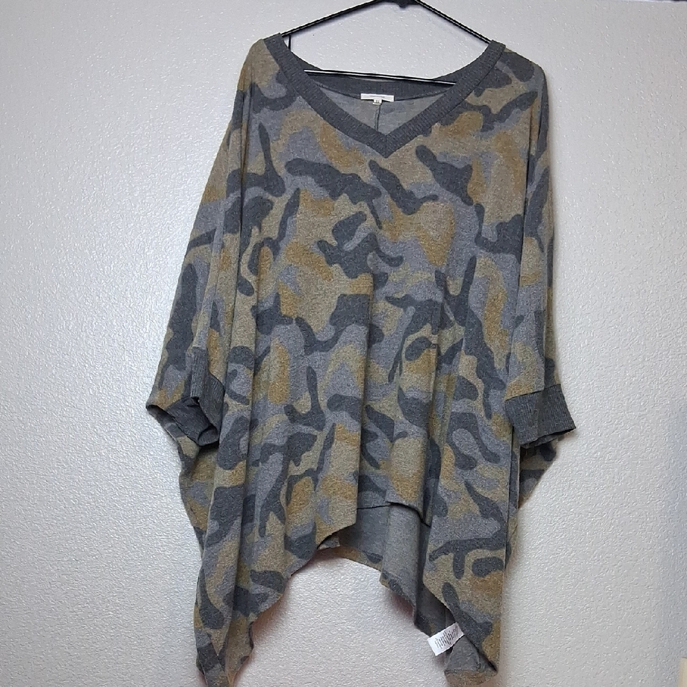 Maurices Womens Camo Sweatshirt Size L/XL - See Photos For Design
